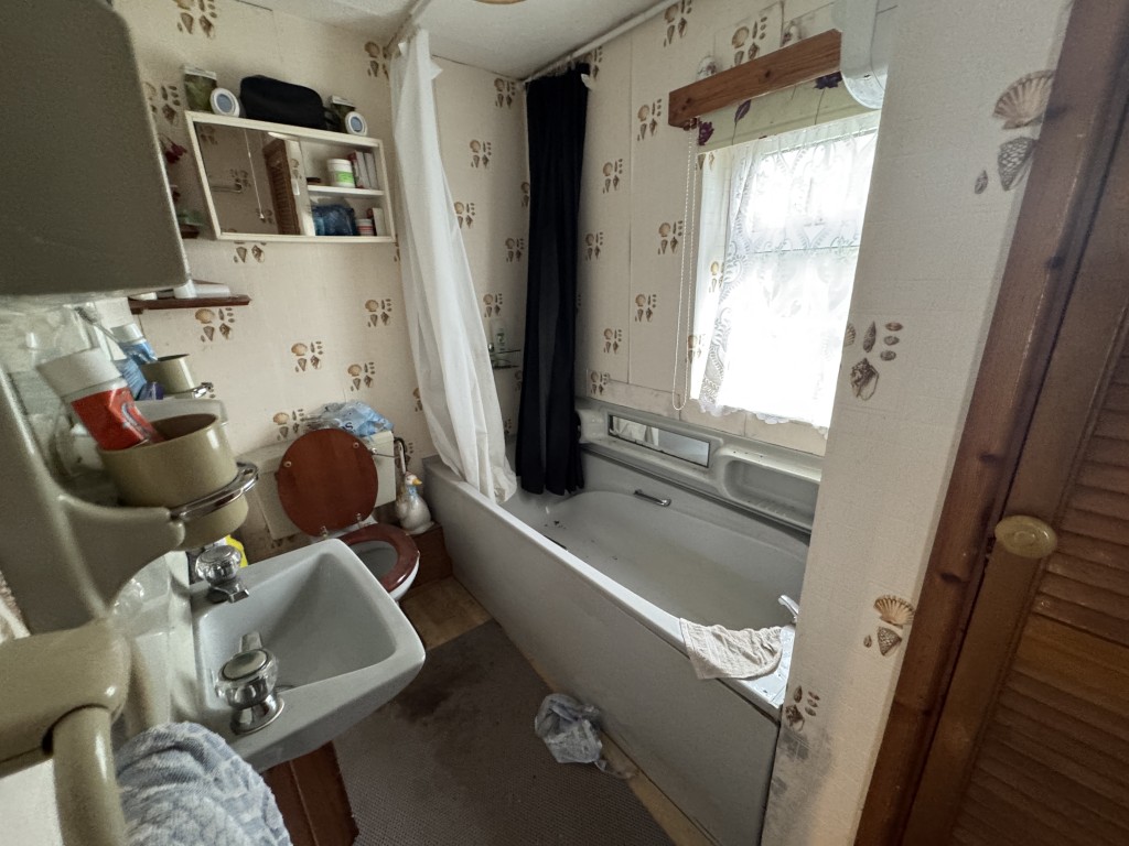 Lot: 52 - DETACHED COTTAGE FOR IMPROVEMENT - Bathroom